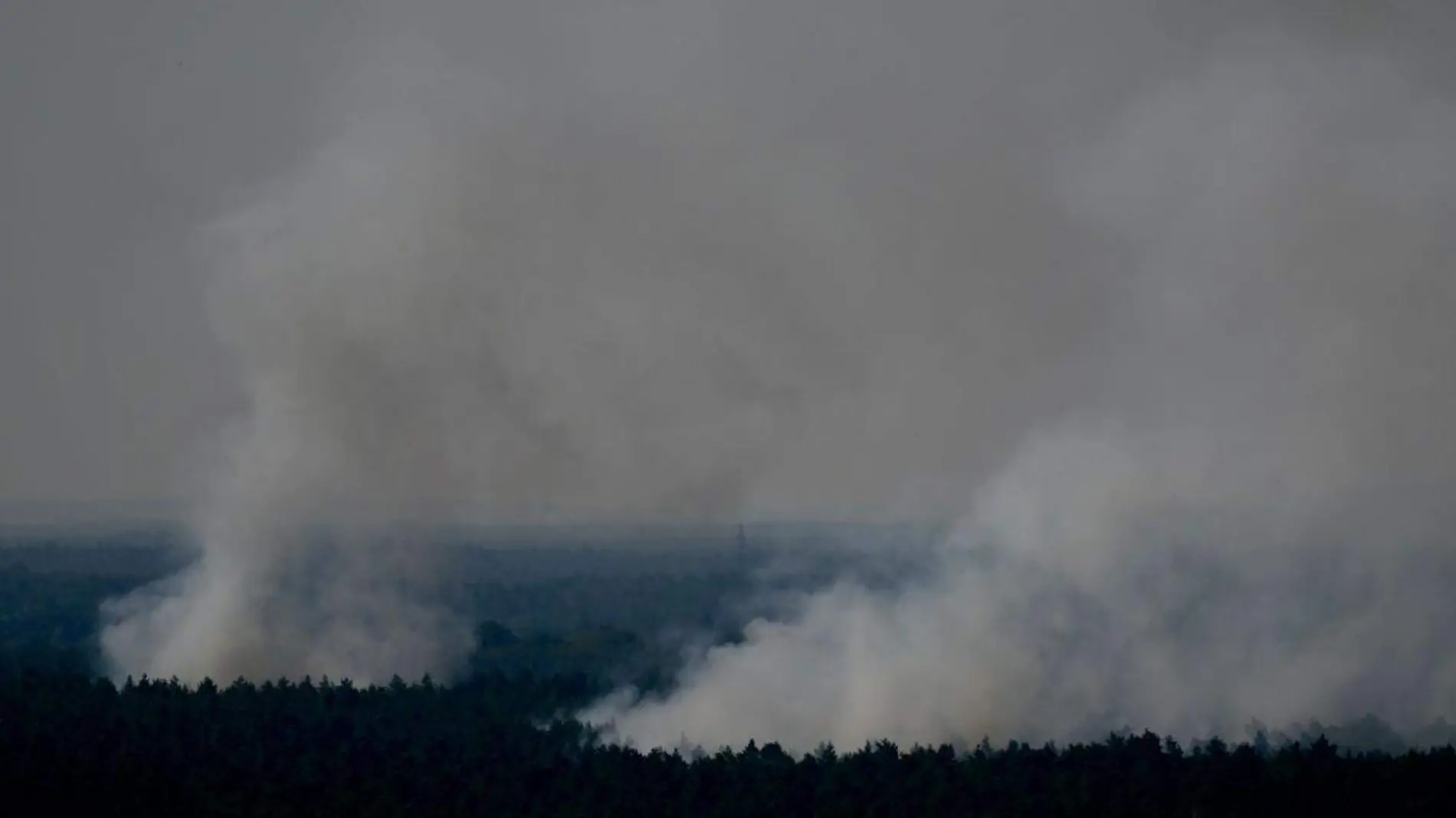 Incendio amenaza el mayor bosque de Berlín tras detonación en depósito de explosivos